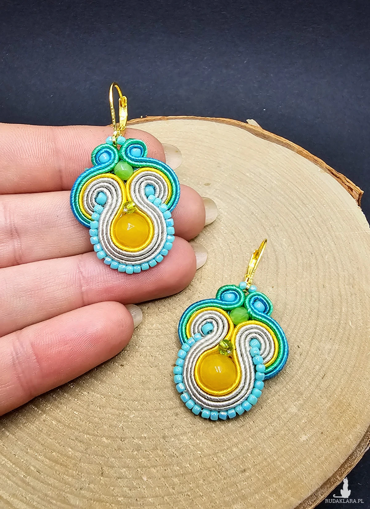 beżowo-kolorowe kolczyki sutasz